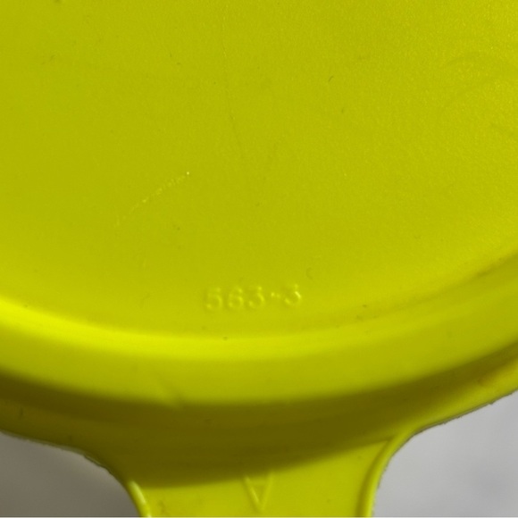 Vintage 80s Tupperware handolier pitcher with flip top lid in neon yellow / pink - Picture 3 of 8